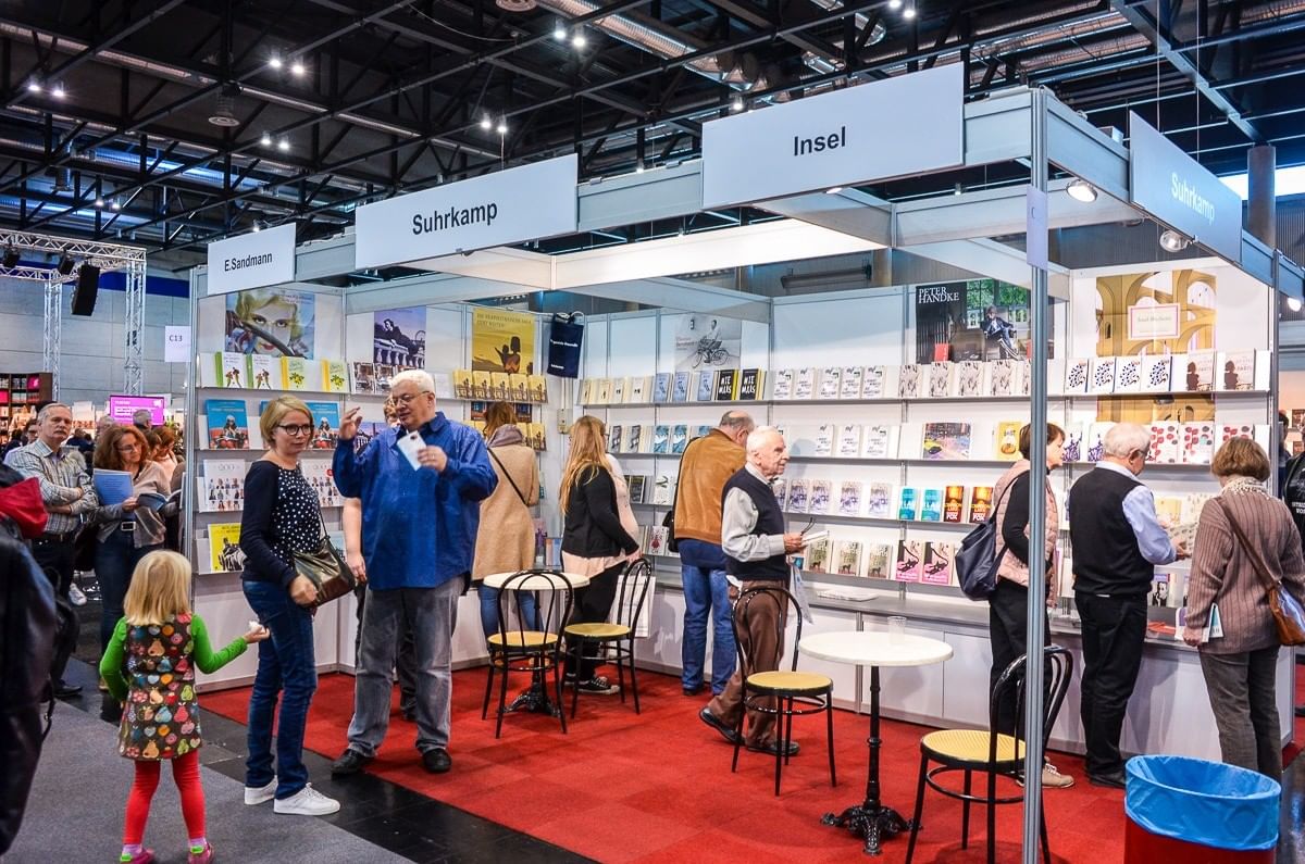Buch Wien Buchmesse mit Besuchern am Messestand der Verlage Suhrkamp und Insel mit ausgestellten Büchern