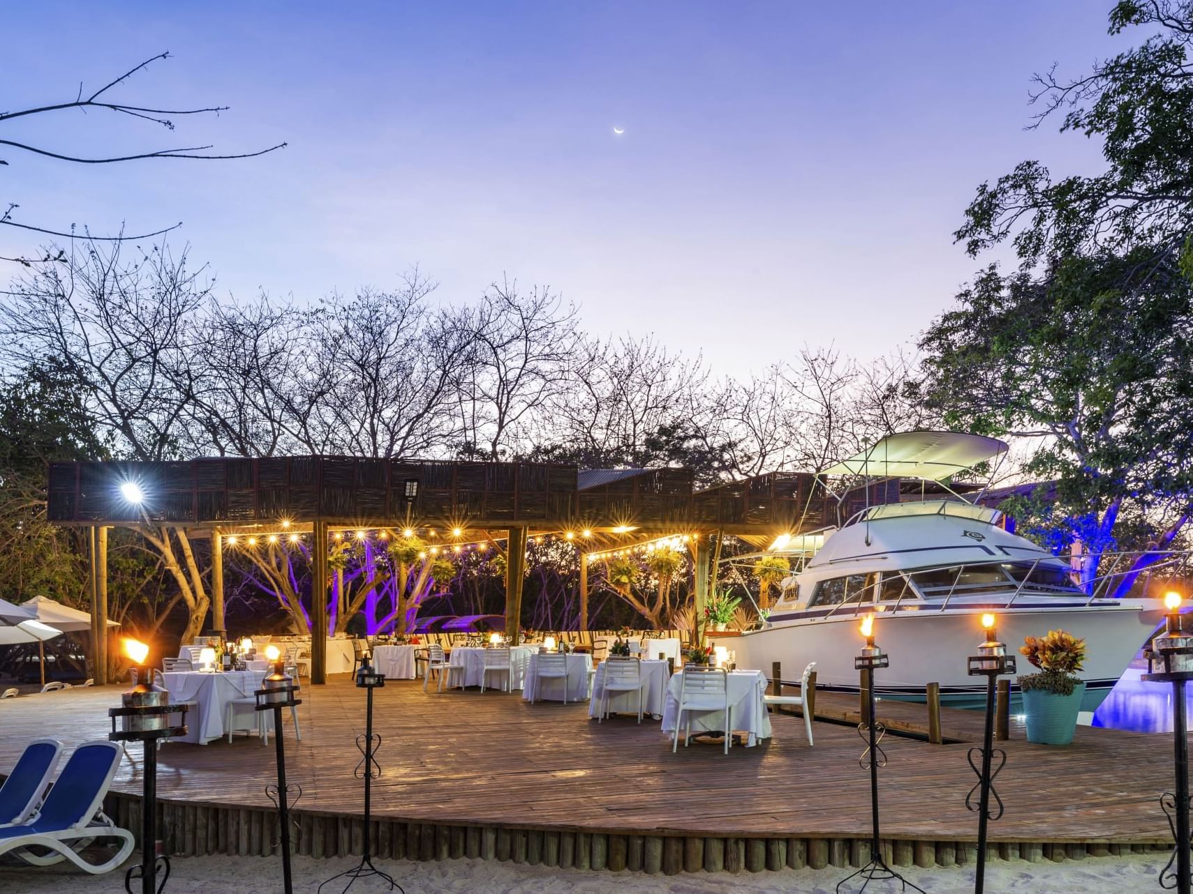 Outdoor dining area in Delfines Deck at Hotel Isla Del Encanto