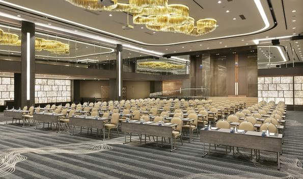 Titanic Business Kartal'daki Karina 2 salonunda, masa ve sandalyelerle sınıf düzeninde hazırlanmış bir etkinlik alanı bulunmaktadır.