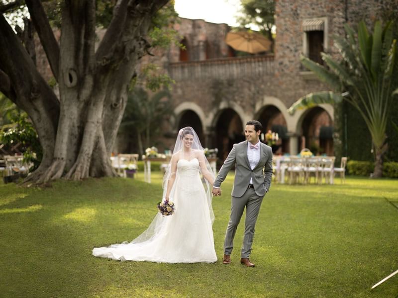 Wedded couple with a Flower bouquet at FA Hacienda San Antonio