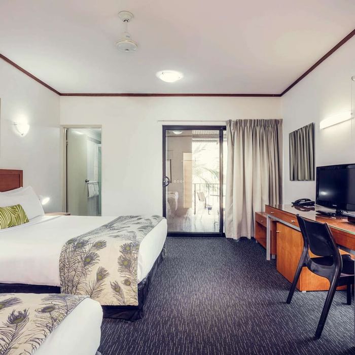 Superior Twin room with a workstation at Darwin Airport Hotels