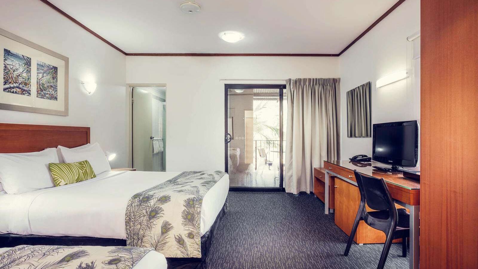 Superior Twin room with a workstation at Darwin Airport Hotels