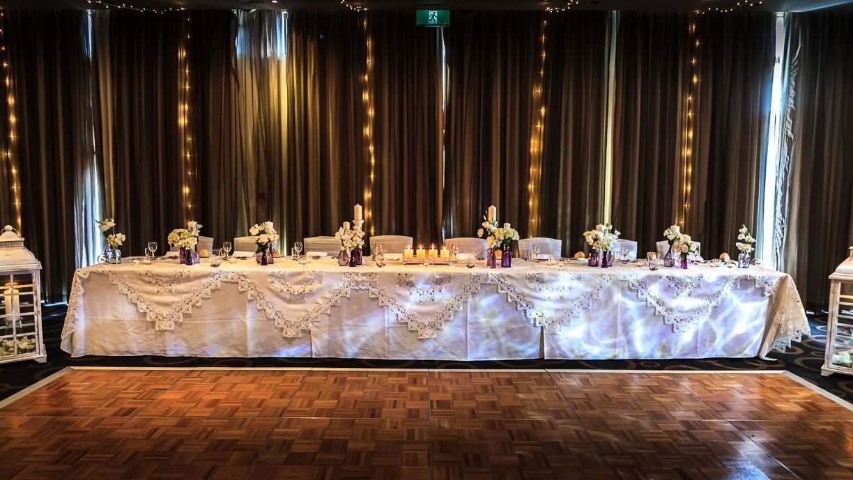 Wedding table arrangement at Mercure Kooindah Waters
