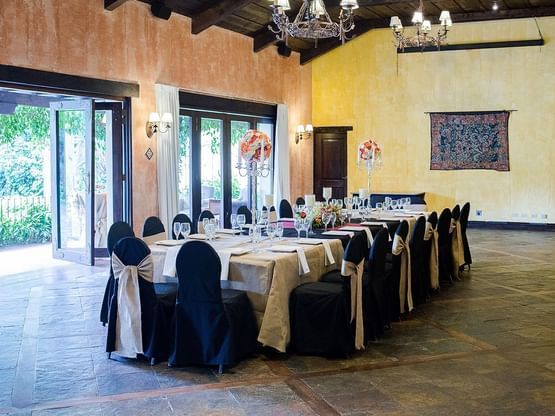 Table arrangement for a wedding ceremony in San Jose at Porta Hotel Antigua