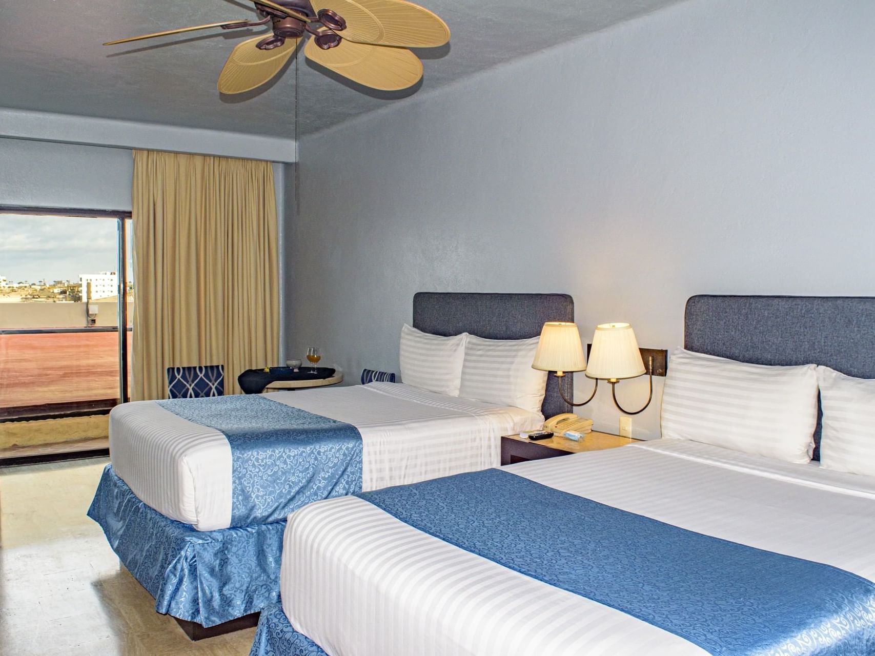 Habitación doble superior con dos camas y balcón en Hotel Peñasco