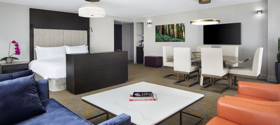 Suite Junior Chambre avec lit, coin salon, table à manger et télévision à l'hôtel X Toronto