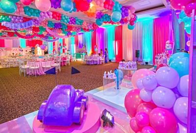 Montaje de mesa con decoración de globos en Salón Laureles del Hotel Dann Carlton Barranquilla