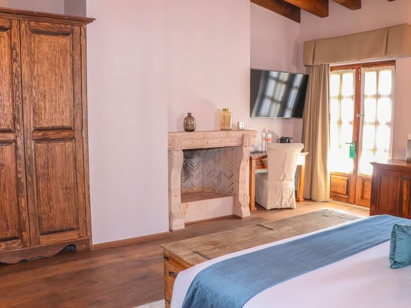 Deluxe Room with fireplace & TV at Gamma Hotels