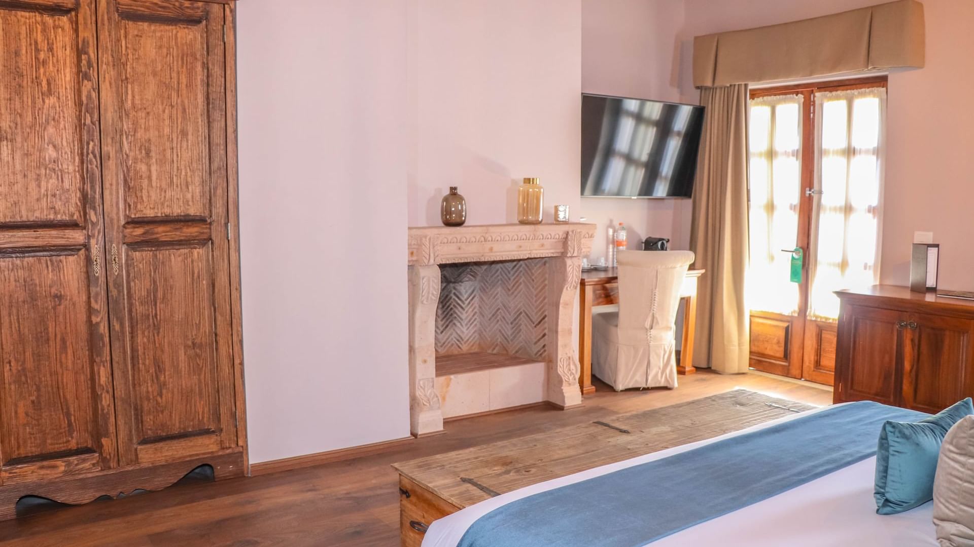 Interior of Deluxe King Room at Gamma Morelia Vista Bella