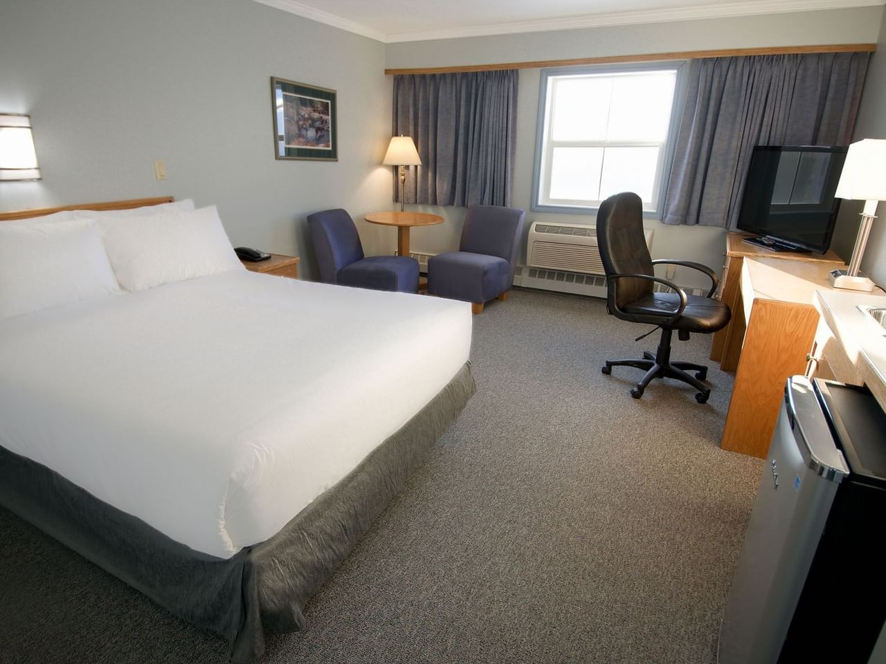 Dawson City, hotel room with queen bed