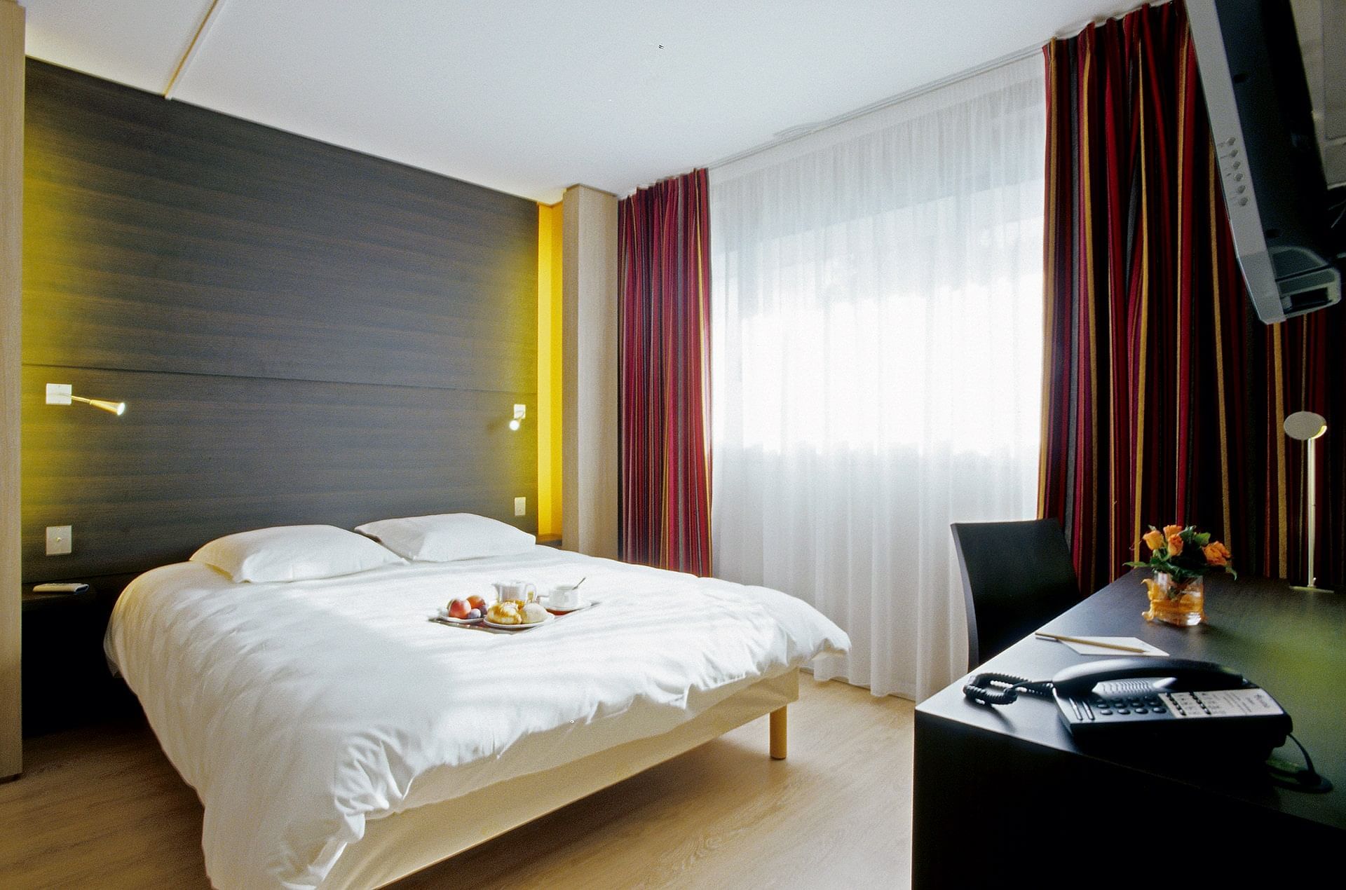 Lit king-size et bureau dans la Suite Oceane à Oceania Quimper