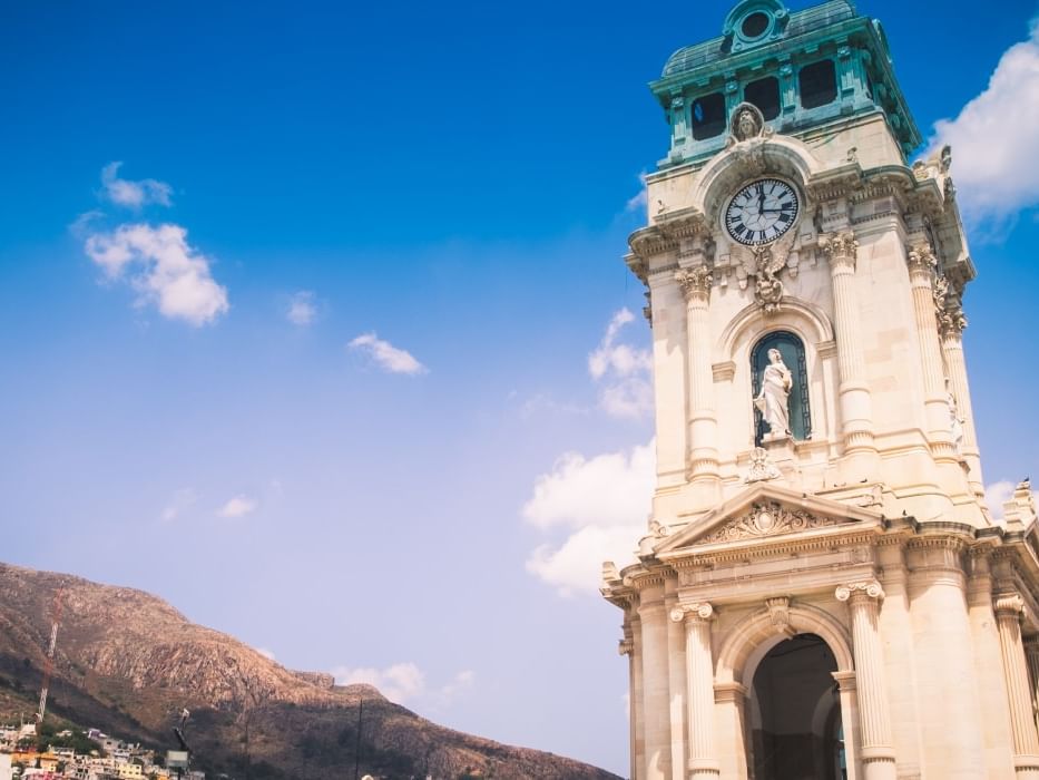 La histórica Torre del Reloj de Pachuca, cerca de Quinta Real, se eleva imponente bajo un brillante cielo azul de verano