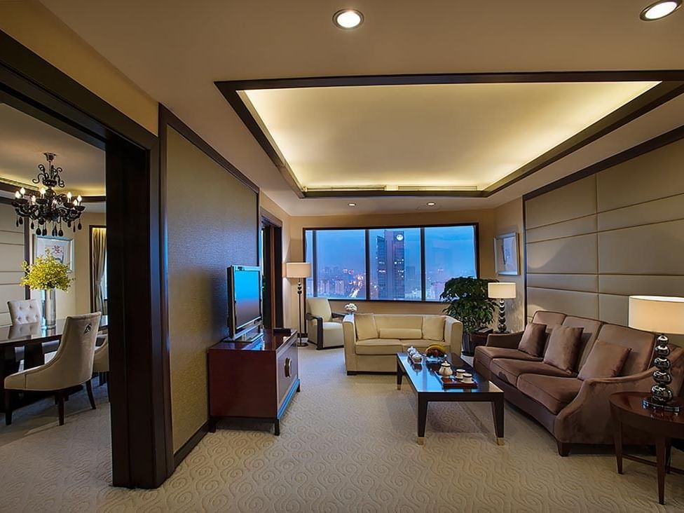 TV lounge with a sofa by the window in Yu Ting Imperial Suite at Celebrity International Grand Hotel