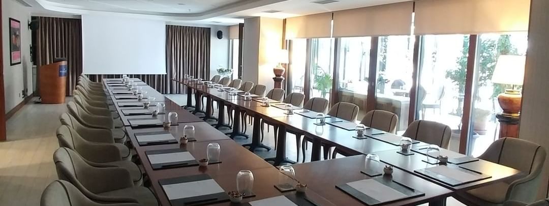 Meeting chairs by a U-shaped table surrounding a bright window area in Kugu 2 Hall at Warwick Ankara