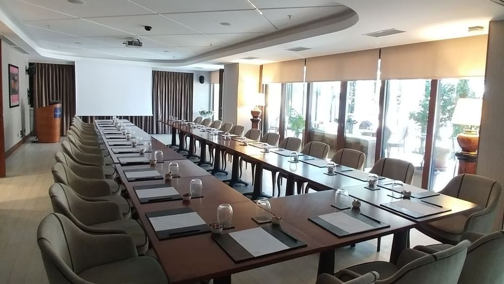 Meeting chairs by a U-shaped table surrounding a bright window area in Kugu 2 Hall at Warwick Ankara