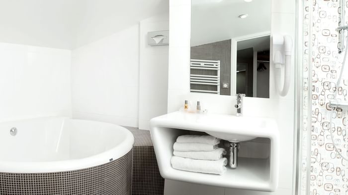 Bathroom Vanity & jacuzzi in Executive suite at Hotel Victoria