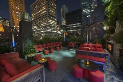 Upstairs 户外座位区夜景