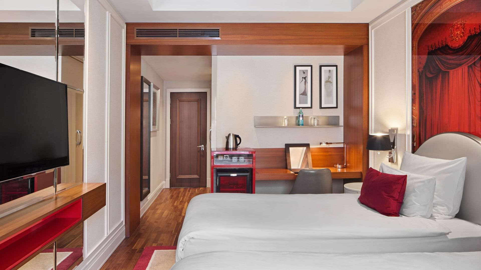 Fernseher und Arbeitsplatz im Deluxe Zimmer des Titanic Gendarmenmarkt.