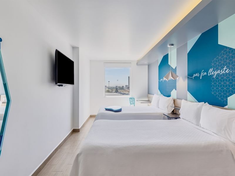 Vista interior de la Habitación Superior con TV de One Hotels