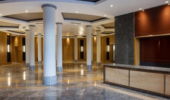 Titanic Luxury Collection Bodrum'daki geniş Fuaye'nin iç mekanı