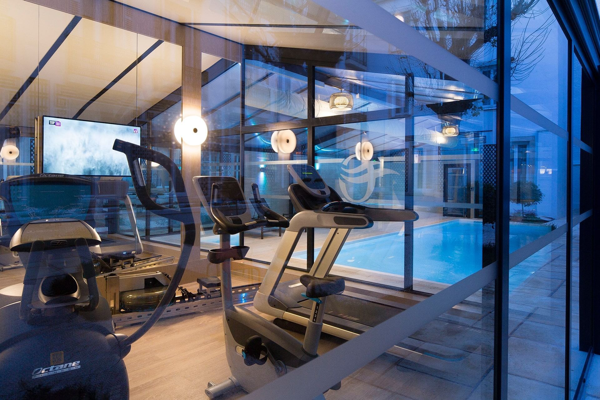 Salle de fitness à côté de la piscine à l'Oceania Le Jura Dijon