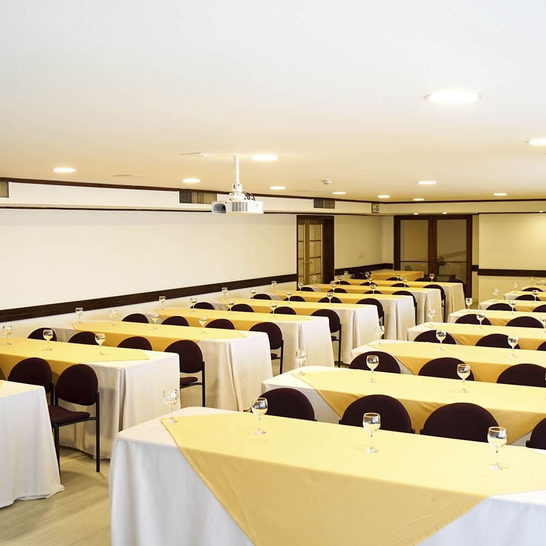 Event room space in classroom type at Pop Art Hotel Las Colinas