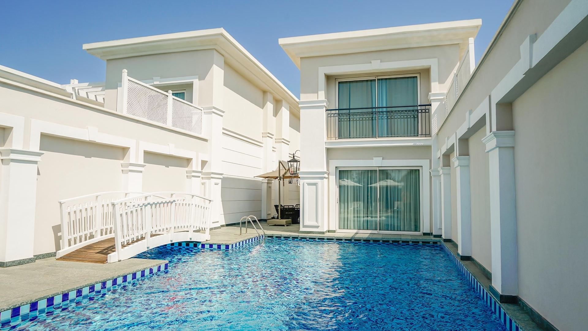 Вилла Exclusive Pool в Titanic Deluxe Golf Belek — элегантный фасад и собственный открытый бассейн.