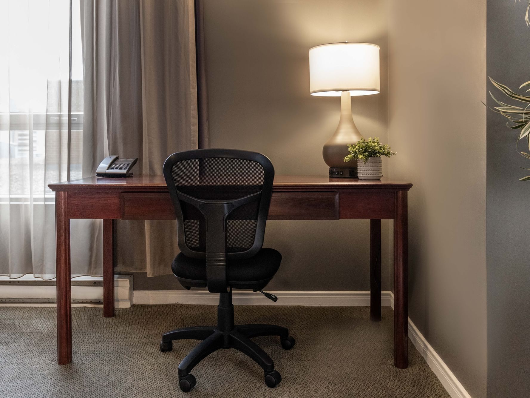 Bureau avec chaise et Wi-Fi gratuit à l'Hôtel Faubourg Montréal.