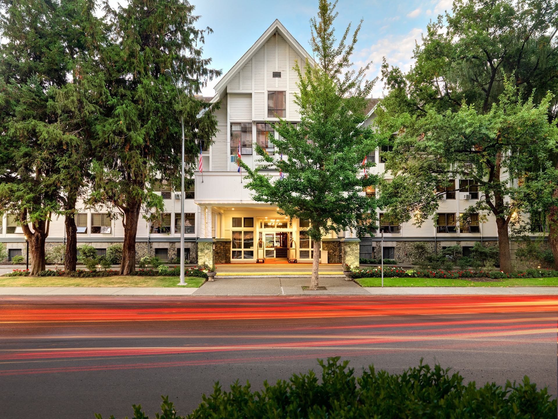 Hotel exterior with garden & street view at Huntingdon Manor