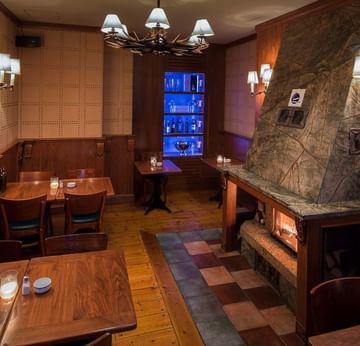 Kamin im Essbereich der Partnerrestaurants der Titanic Hotels in Berlin.