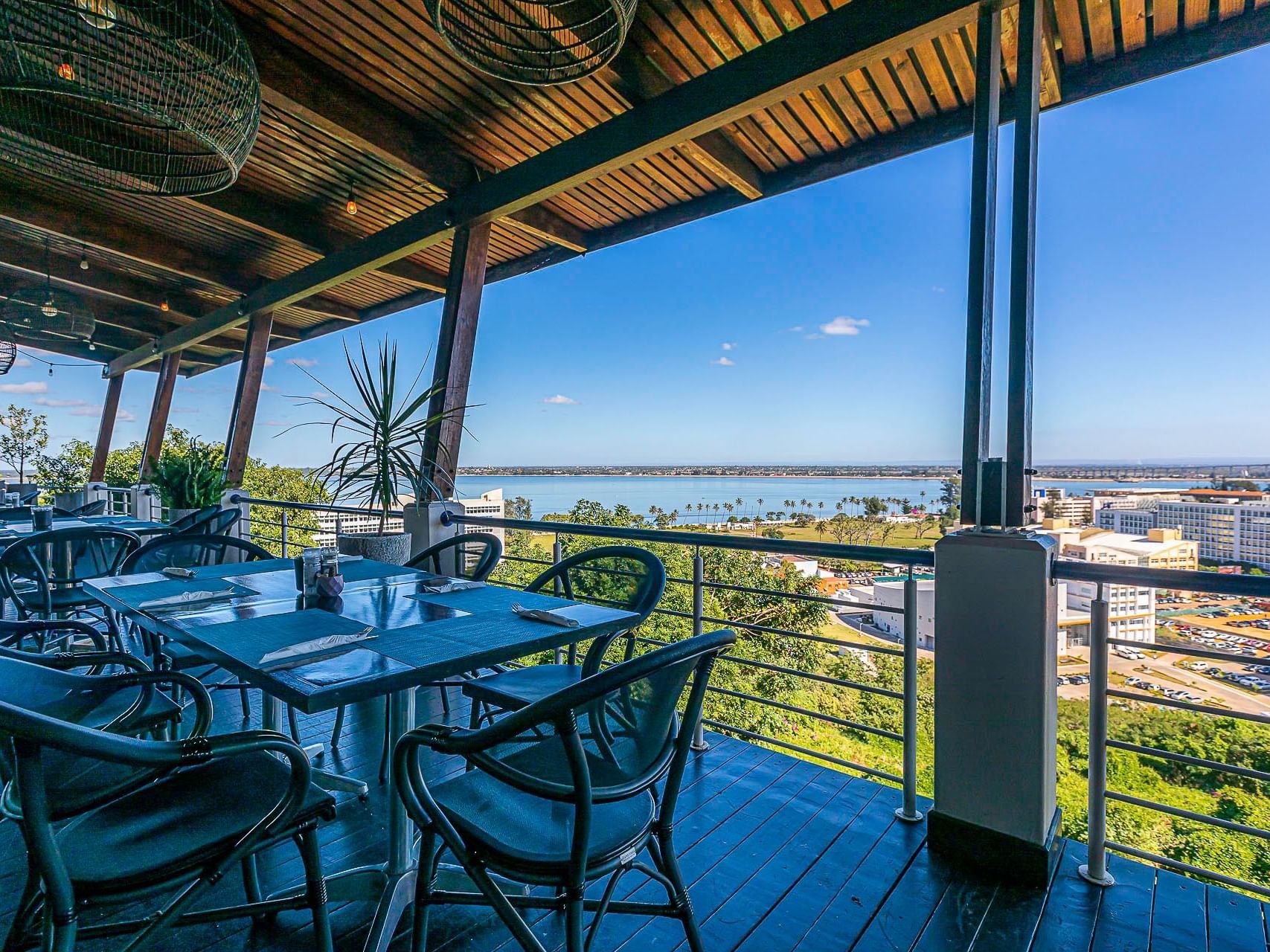 Bar Por Do Sol dining area with a sea view at Cardoso Hotel