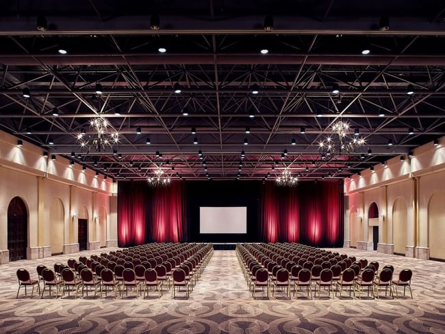 Salón Hacienda: Espacio para reuniones para grupos grandes con sillas ordenadas en Hacienda del Mar Los Cabos