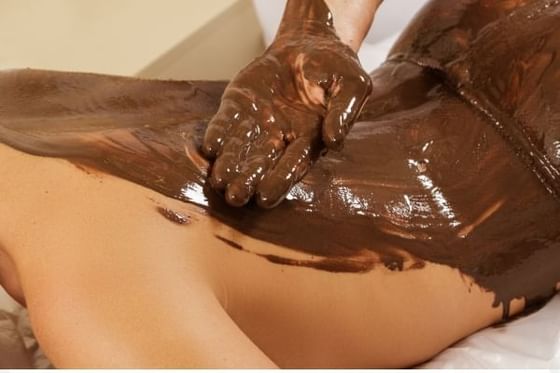 Mujer recibiendo un masaje de tejido profundo inspirado en el cacao en Orquidea Spa & Wellness en Los Altos Resort