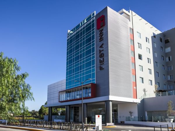 Exterior view of Fiesta Inn Celaya Galerías façade