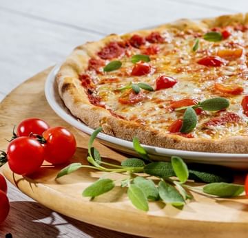 Aqua Snack – Titanic Deluxe Golf Belek’te Ahşap Sunumla Lezzetli Pizza Keyfi