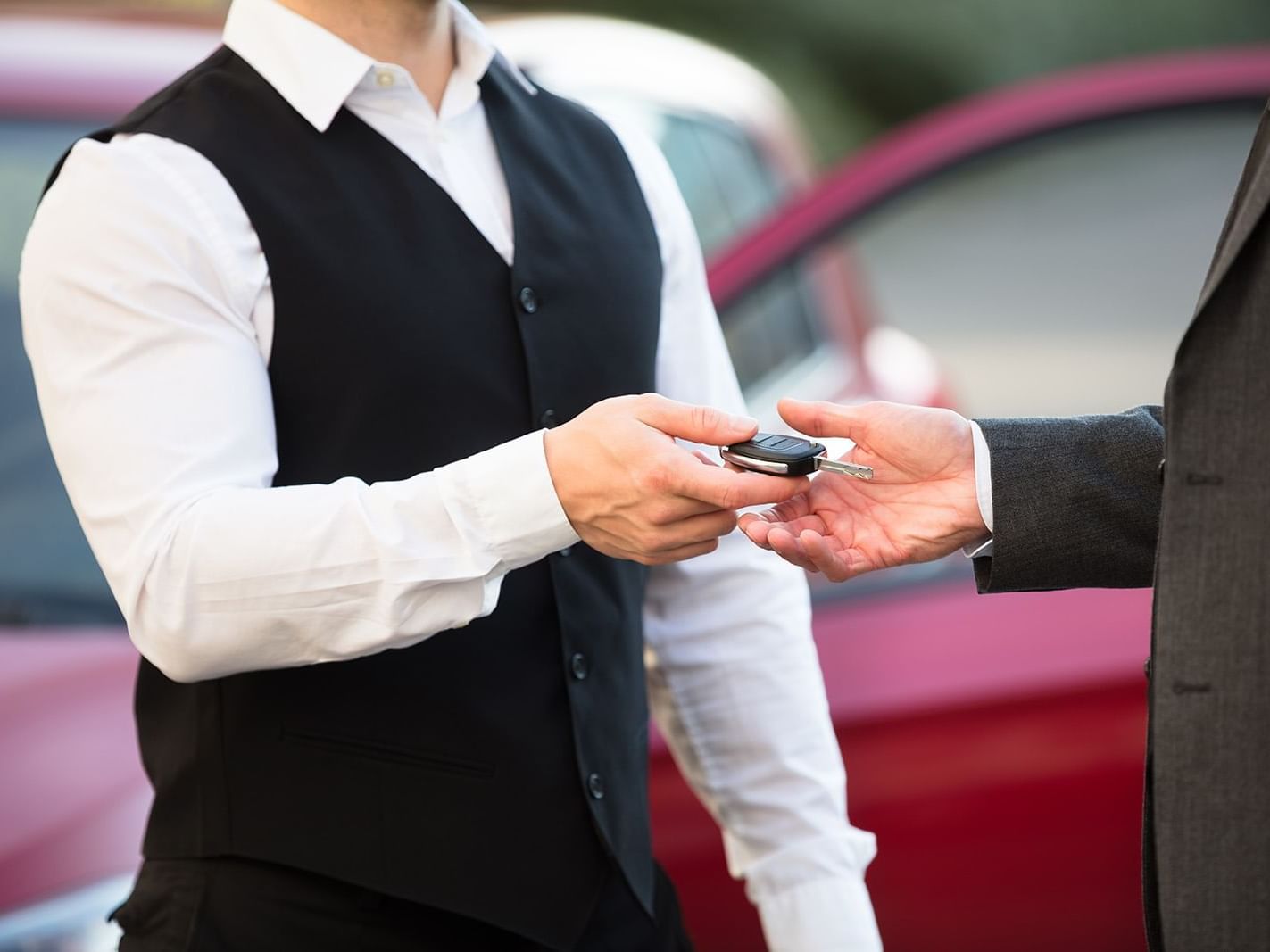 Staff member handing over keys to a customer at Valet Parking in Wayam Mundo Imperial