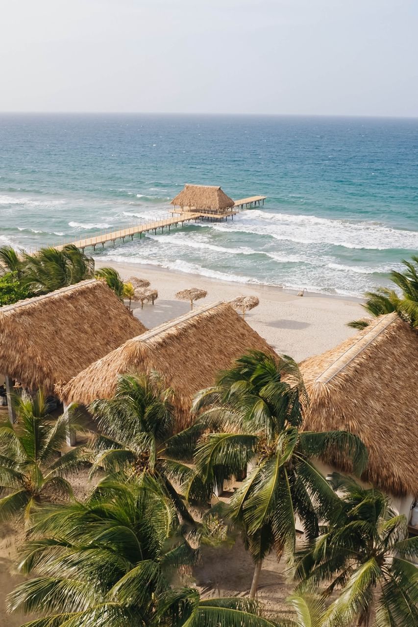 El paisaje de la playa con tumbonas en Indura Resort