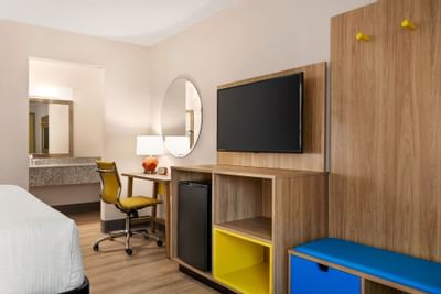 King Guestroom bedroom with a TV & furniture at Hotel Bo West 