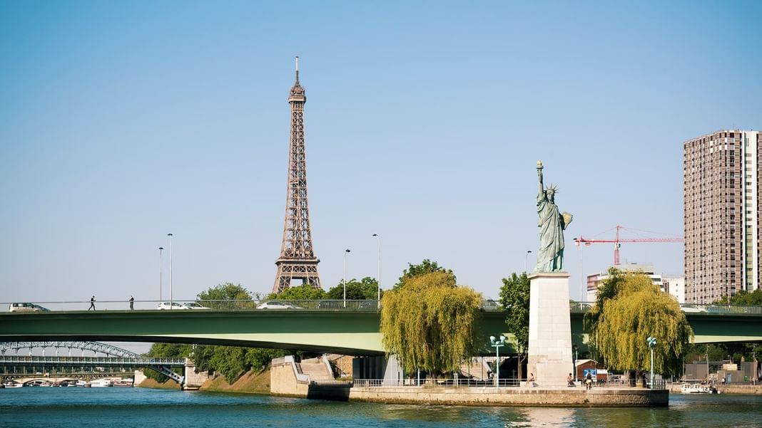 Vue de loin de la Tour Eiffel et de la ville près des Hôtels Oceania