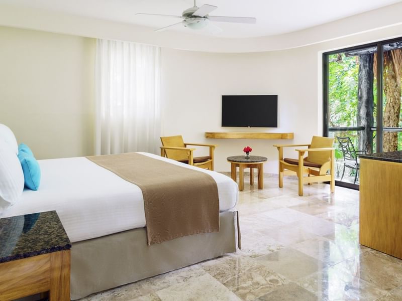 Single bed and TV in Premium room at The Reef Playacar