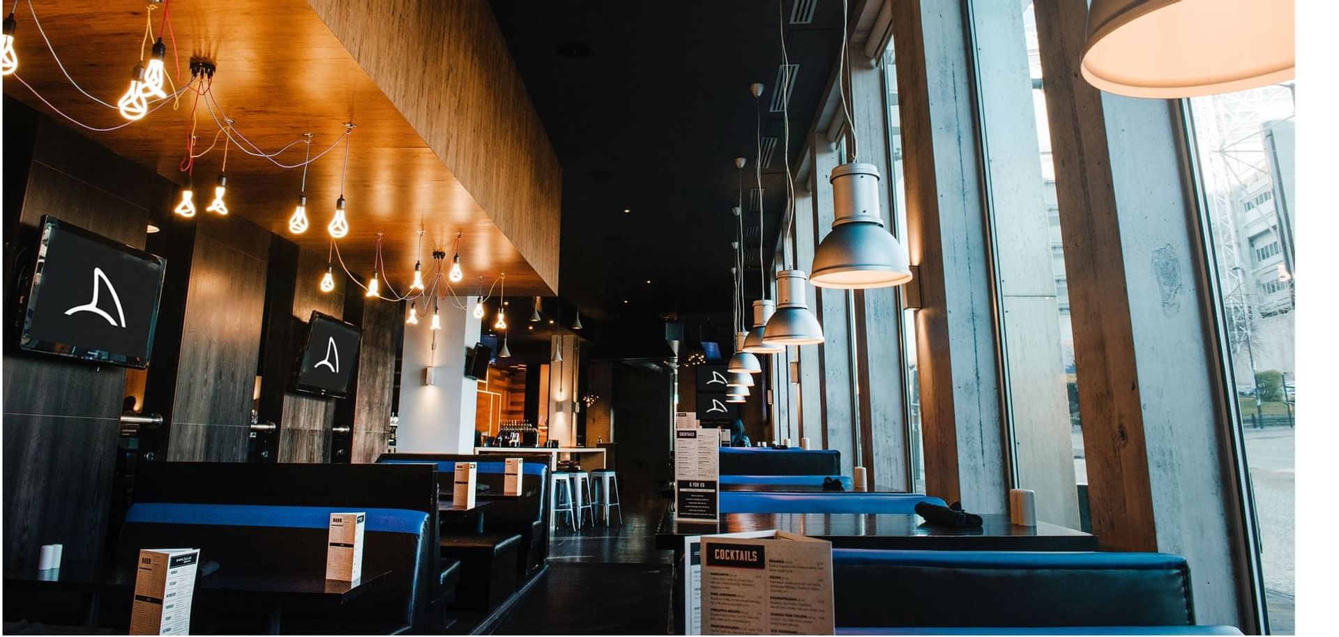 The Dining Area at the Sandman Signature Newcastle Hotel with bl