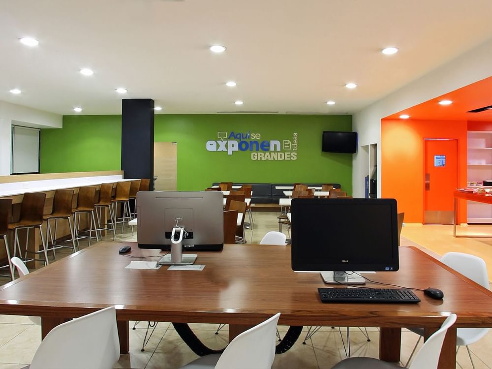 Primer plano de los puestos de trabajo del Business Center de One Hotels