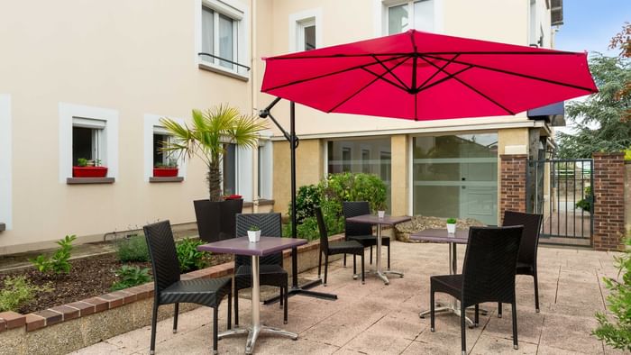 An Outdoor Lounge and dining area at Les Relais des Carnutes