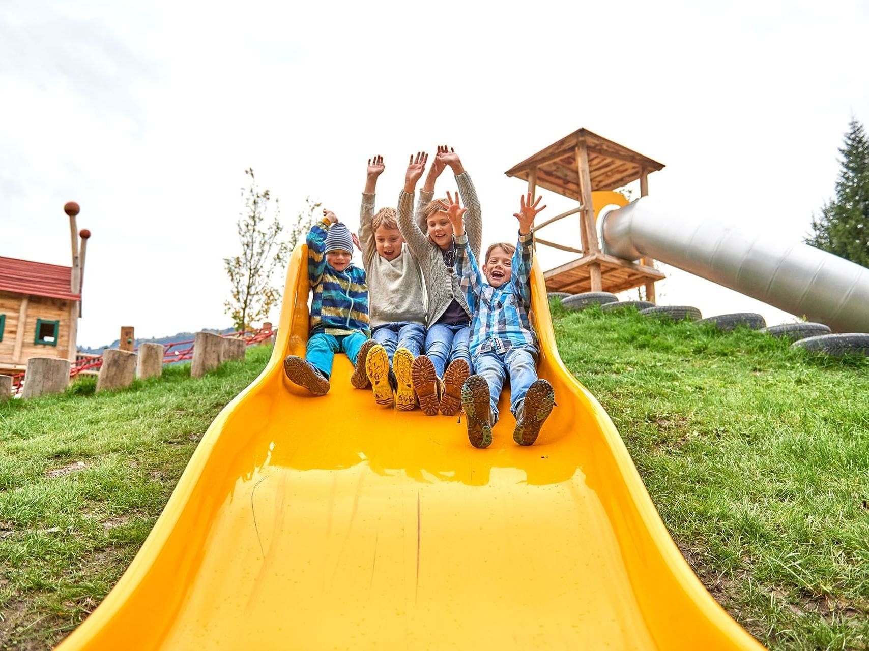 Kinder haben Spass mit der Rutsche in der Kinderwelt des Wellnesshotel Liebes Rot Flüh, Tannheimer Tal