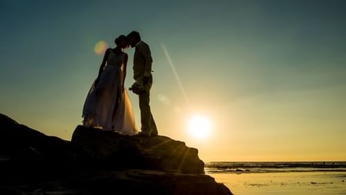 A wedded couple posing by the beach at Hotel Villa Varadero