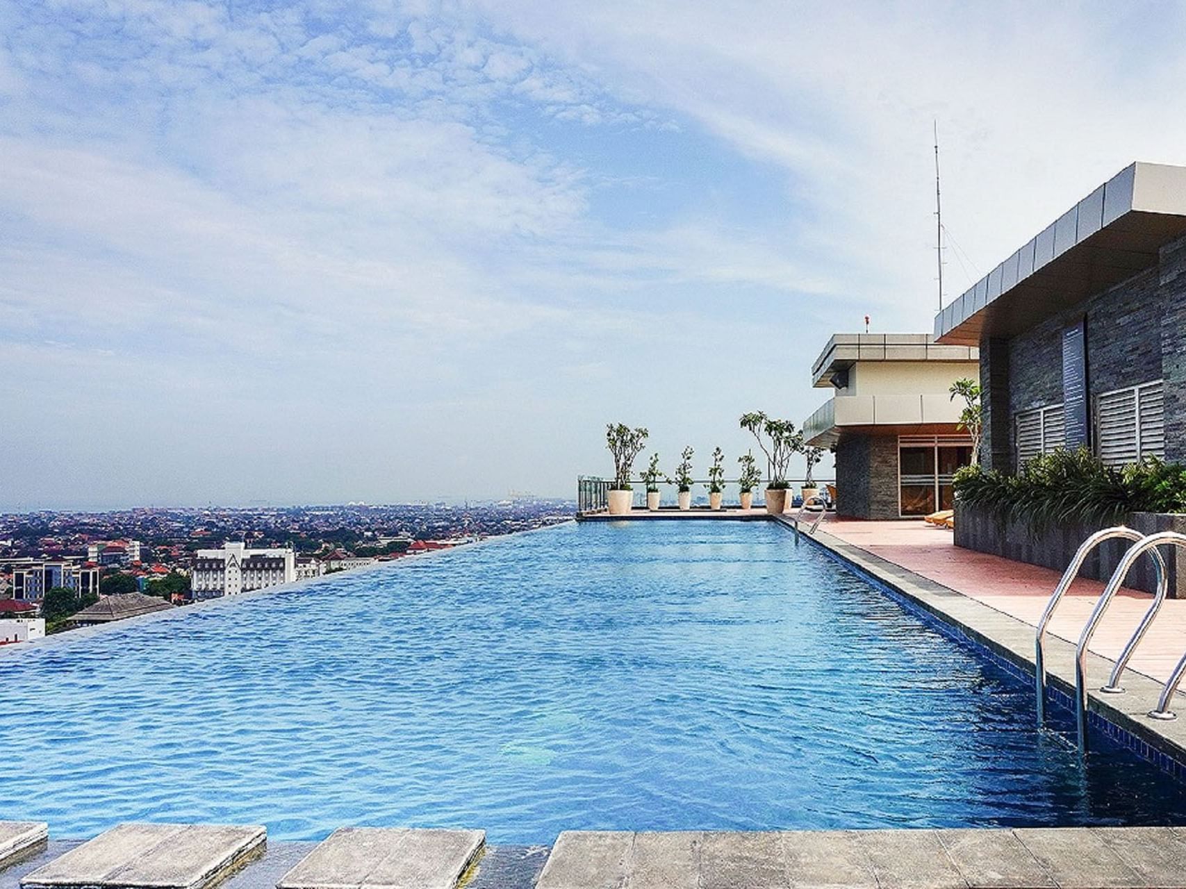Rooftop Infinity Pool with a city view at LK Pandanaran Hotel & Serviced Apartments