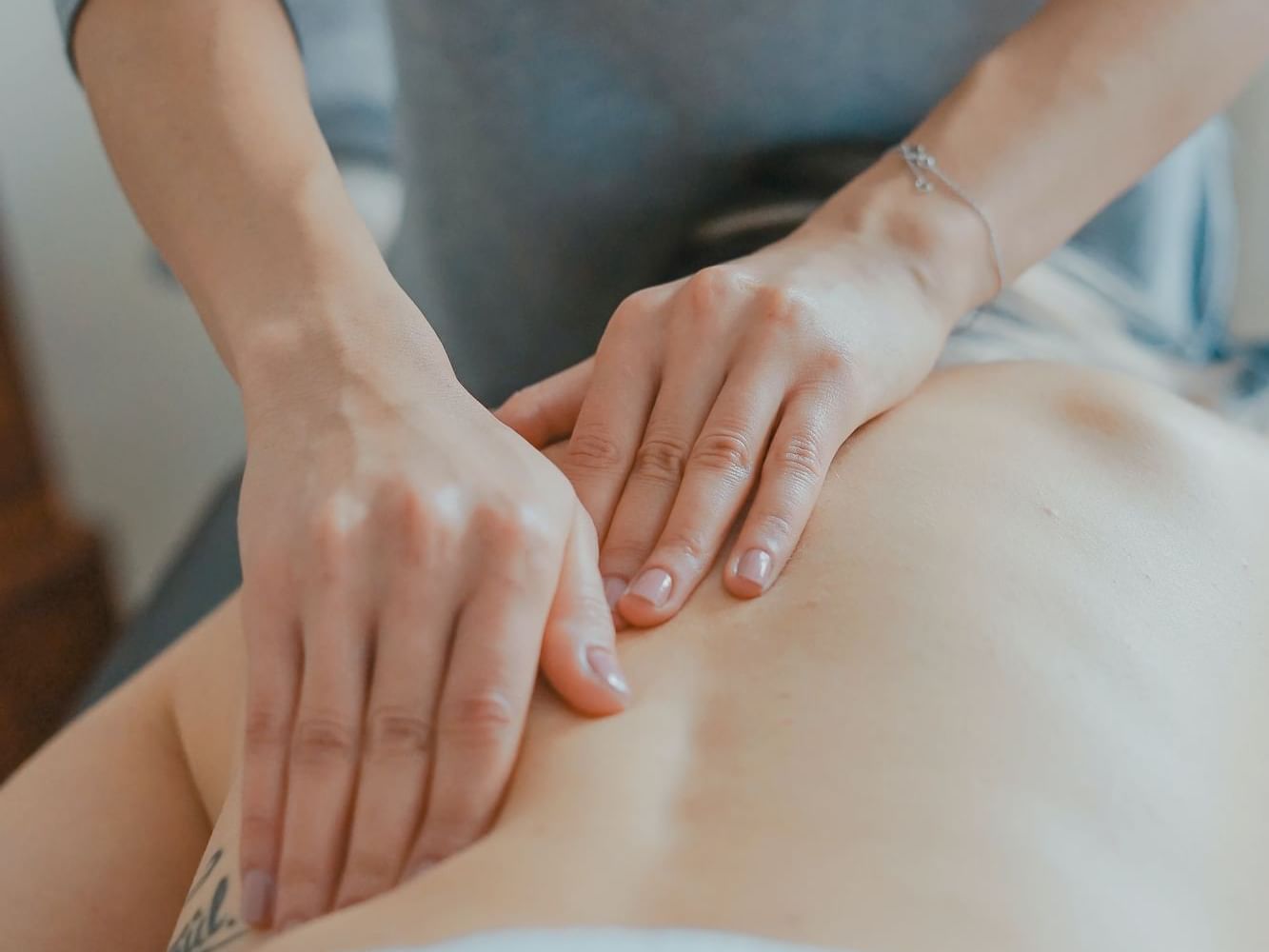 A person having a massage in spa-sur-l’eau at Honeyrose Hotel