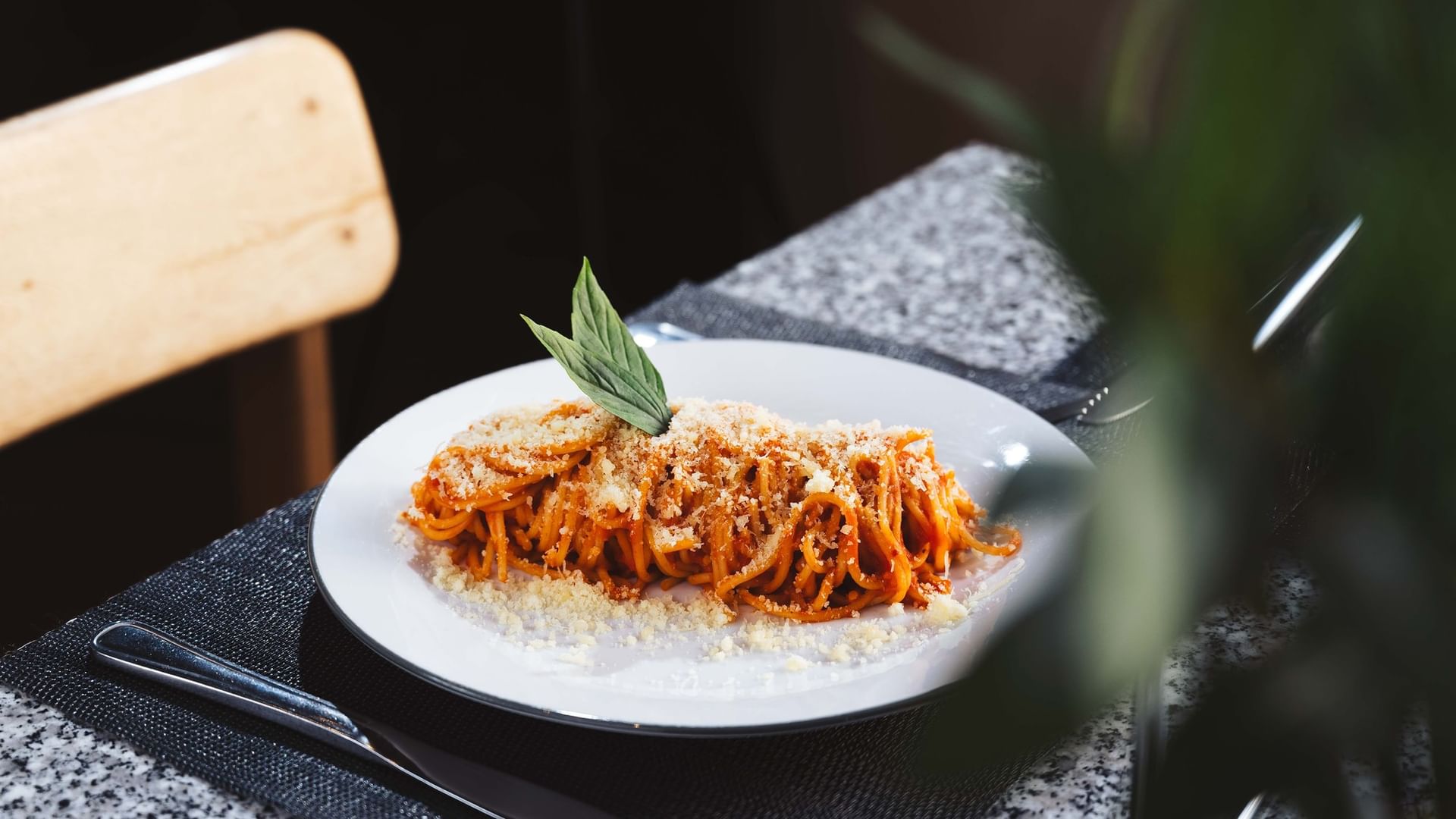 Plato de pasta con hojas verdes en restaurante Panareo de Quinta Real Puebla en Heroica Puebla de Zaragoza.