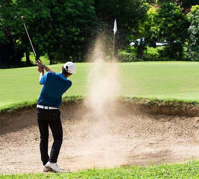 A man playing golf at the golf course in Mundo Imperial