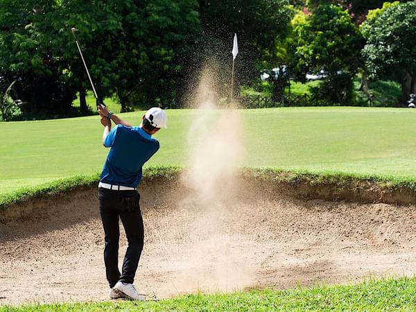A man playing golf at the golf course in Princess Mundo Imperial
